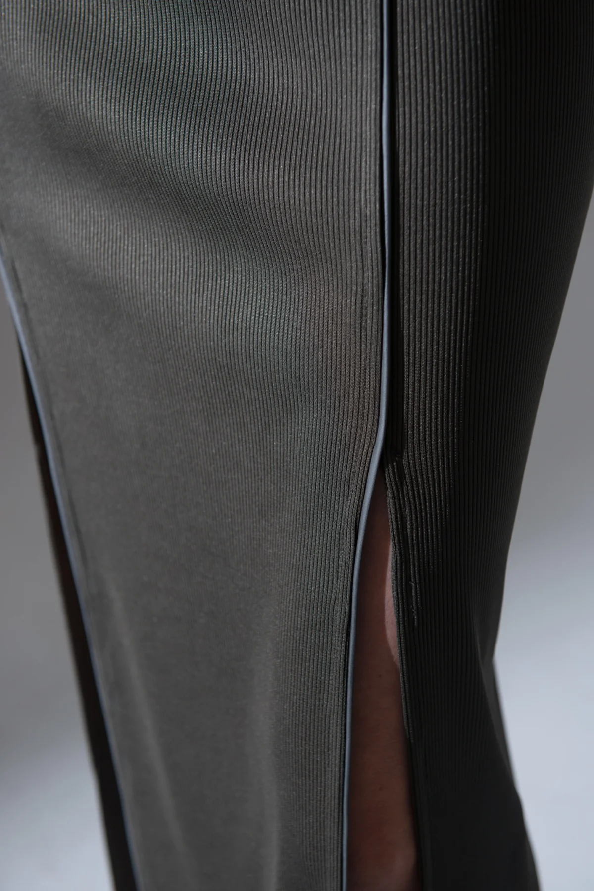 Haki Deri Biyeli Yırtmaçlı Etek - BE OZ - Görsel 6