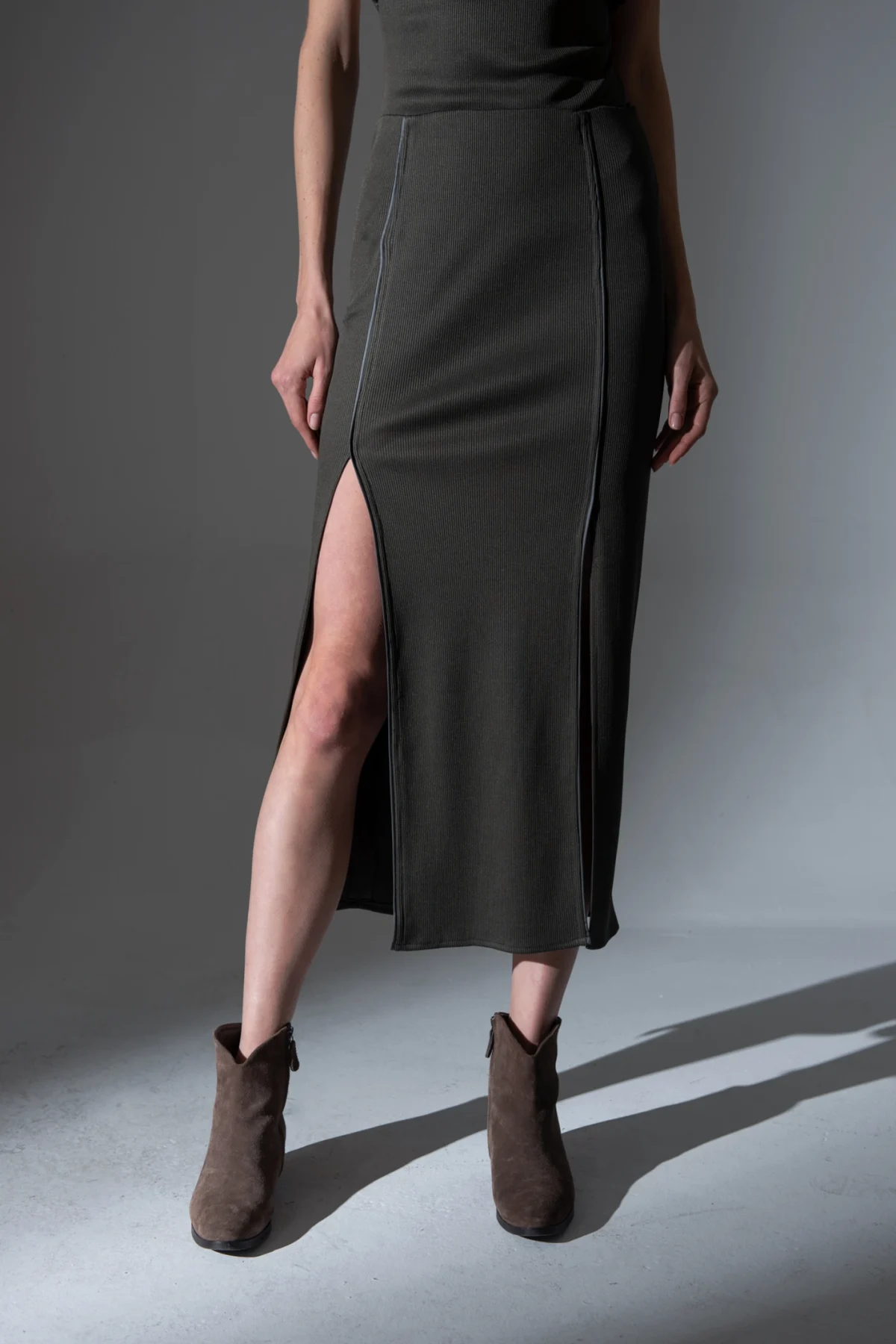 Haki Deri Biyeli Yırtmaçlı Etek - BE OZ - Görsel 5