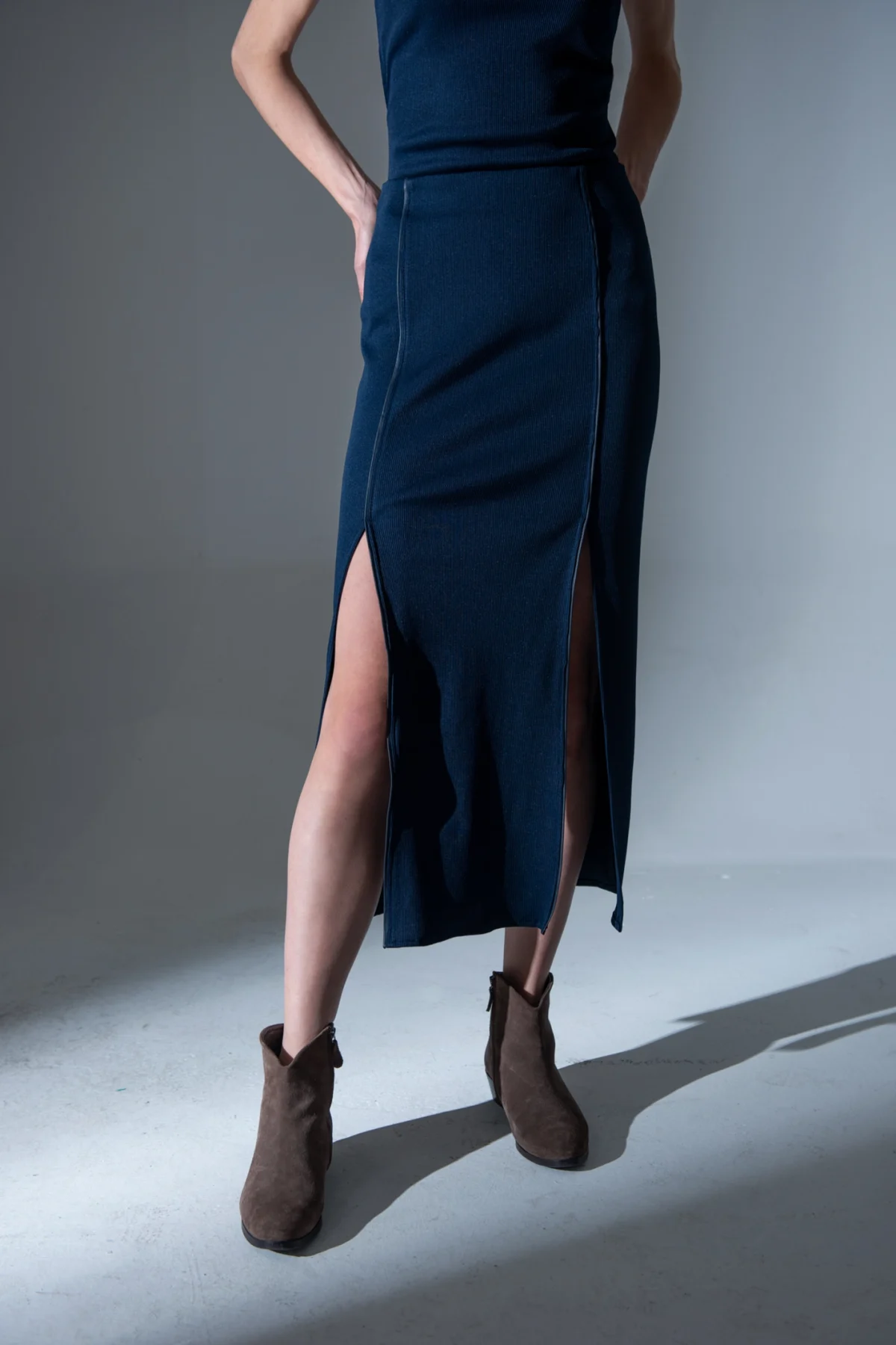 Haki Deri Biyeli Yırtmaçlı Etek - BE OZ - Görsel 8