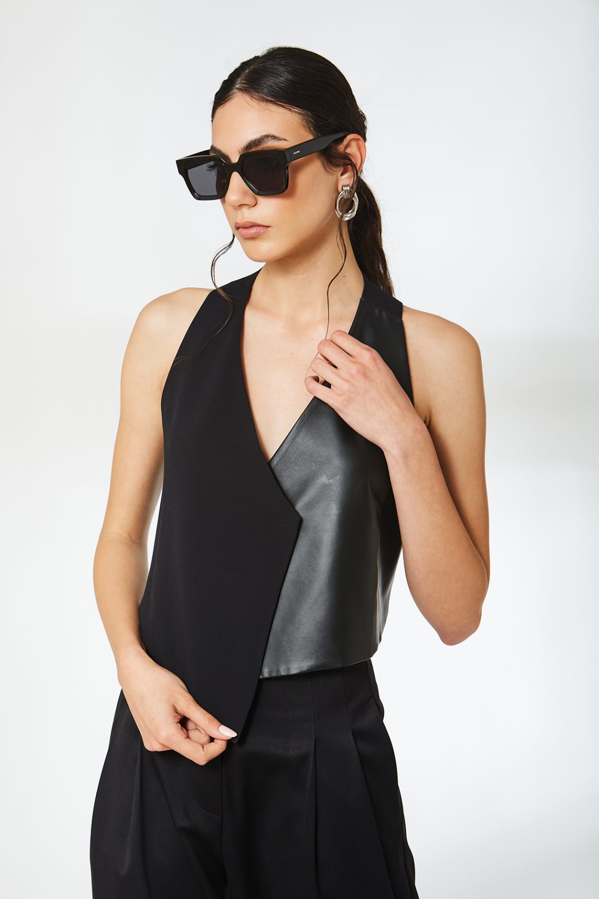 Indra Deri Detaylı Siyah Yelek - BE OZ - Görsel 6