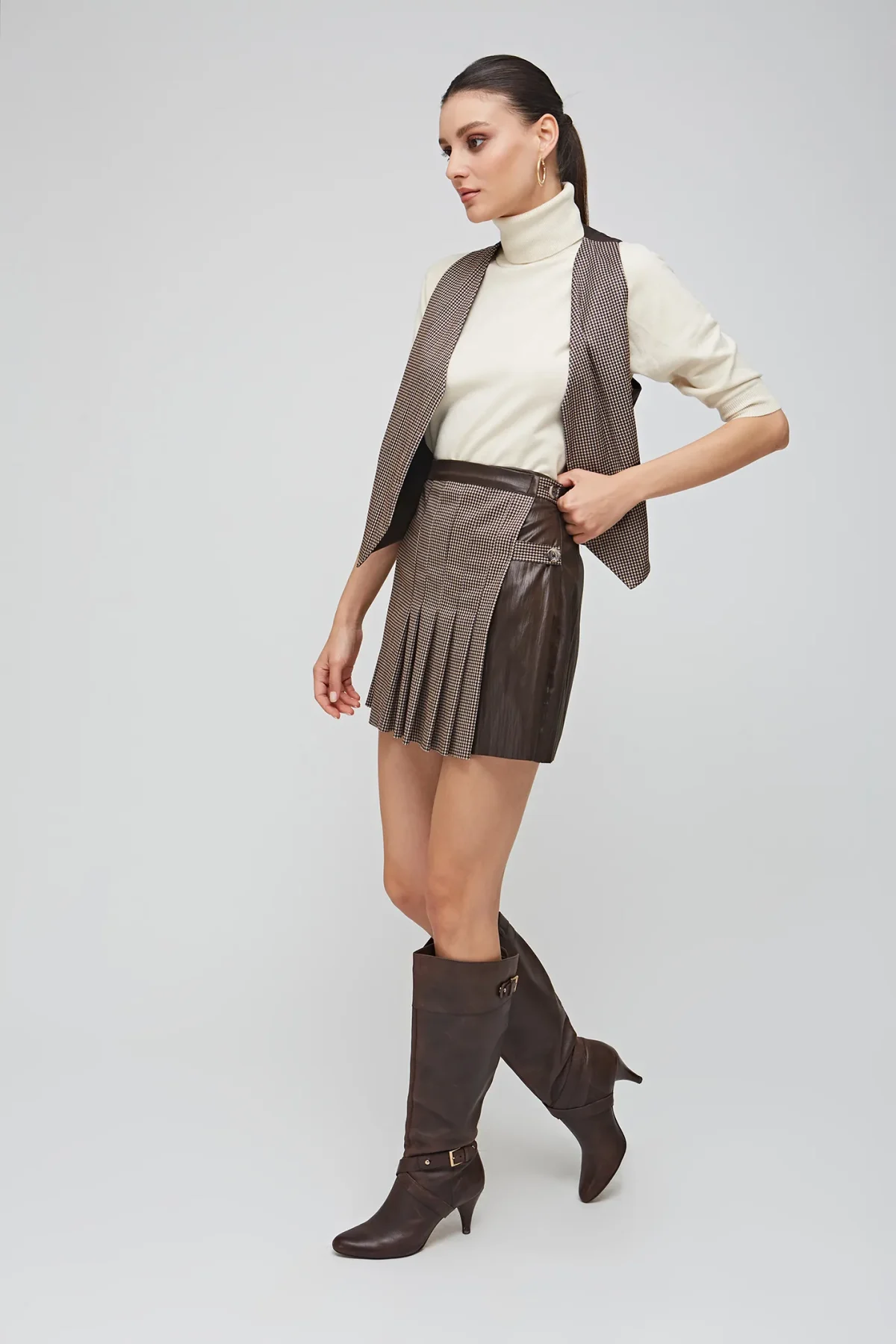 Sırtı Deri Detaylı Kahve Düğmesiz Yelek - BE OZ - Görsel 2