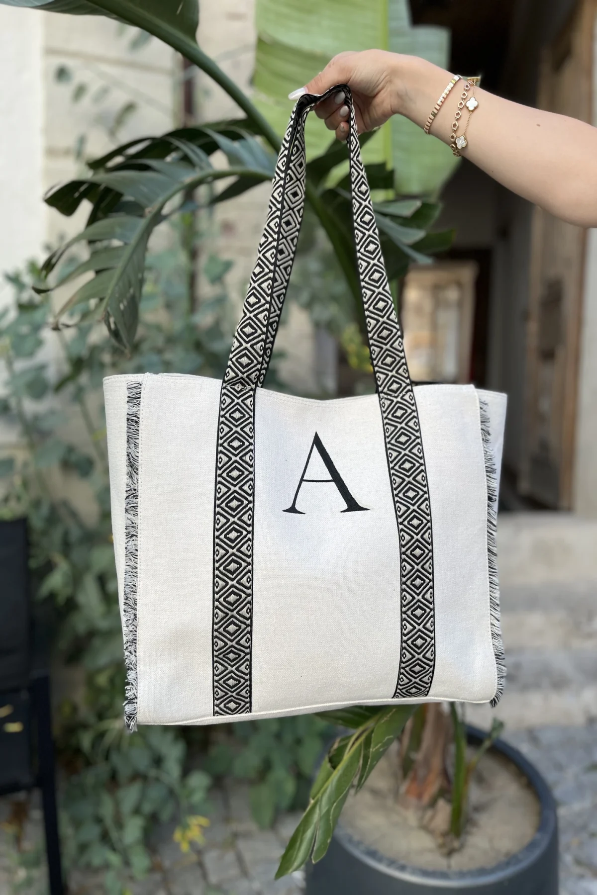 Kişiselleştirilmiş Harf Nakışlı Kanvas Çanta - BE OZ - Görsel 1