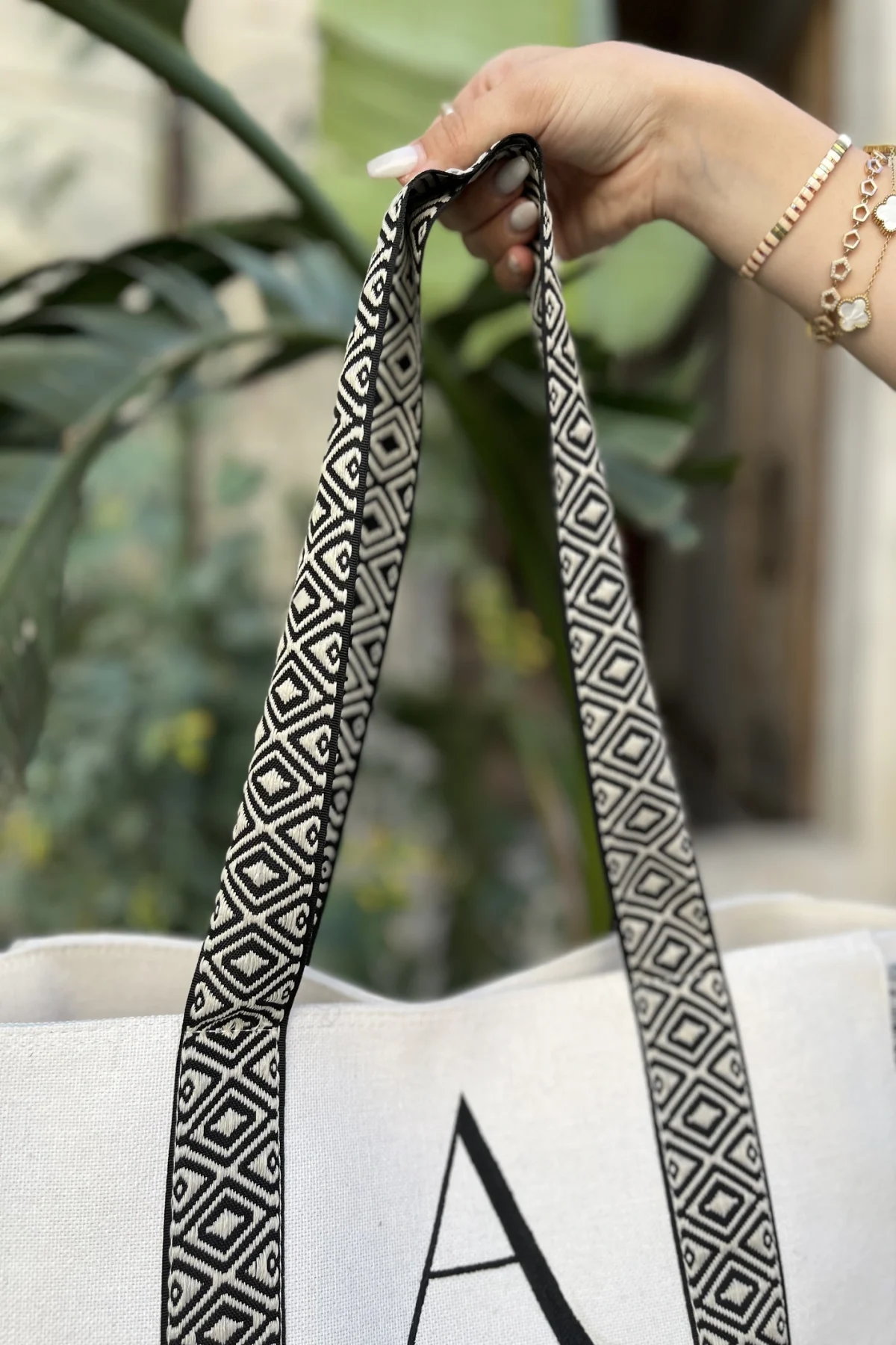 Kişiselleştirilmiş Harf Nakışlı Kanvas Çanta - BE OZ - Görsel 4