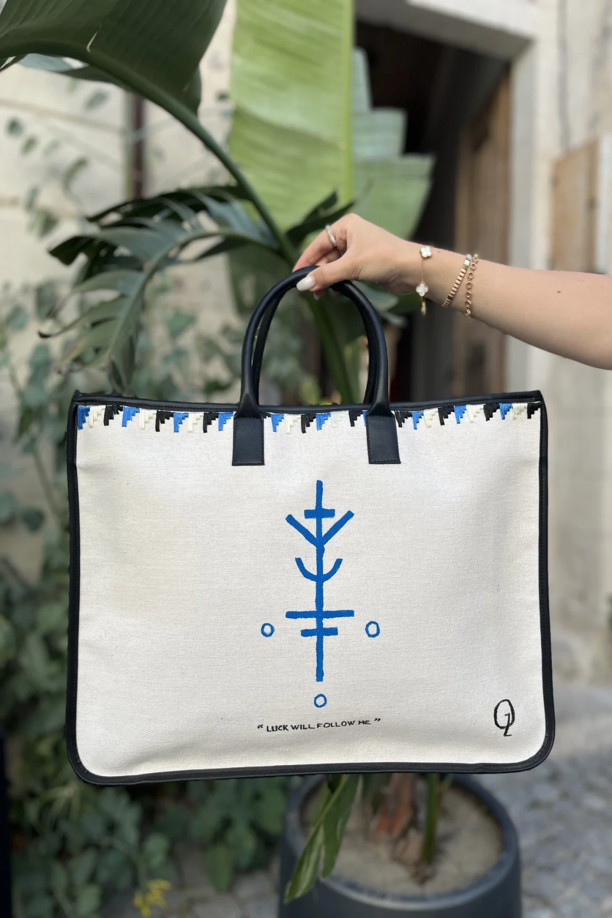 oz-canta-17 Nakış İşlemeli Şans Sembollü Kanvas Çanta - BE OZ - Görsel 1