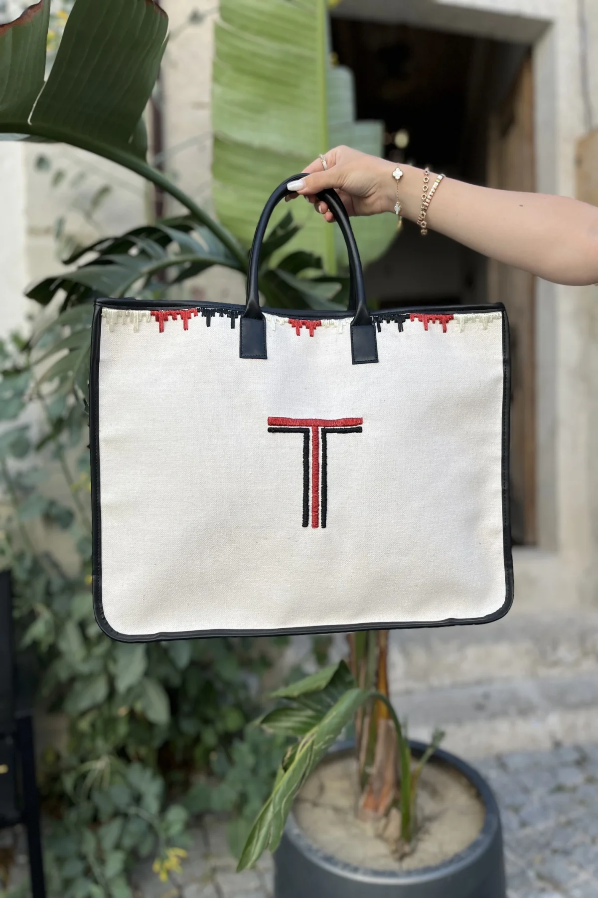 oz-canta-27 Kişiselleştirilmiş Harf Nakışlı Kanvas Çanta - BE OZ - Görsel 1