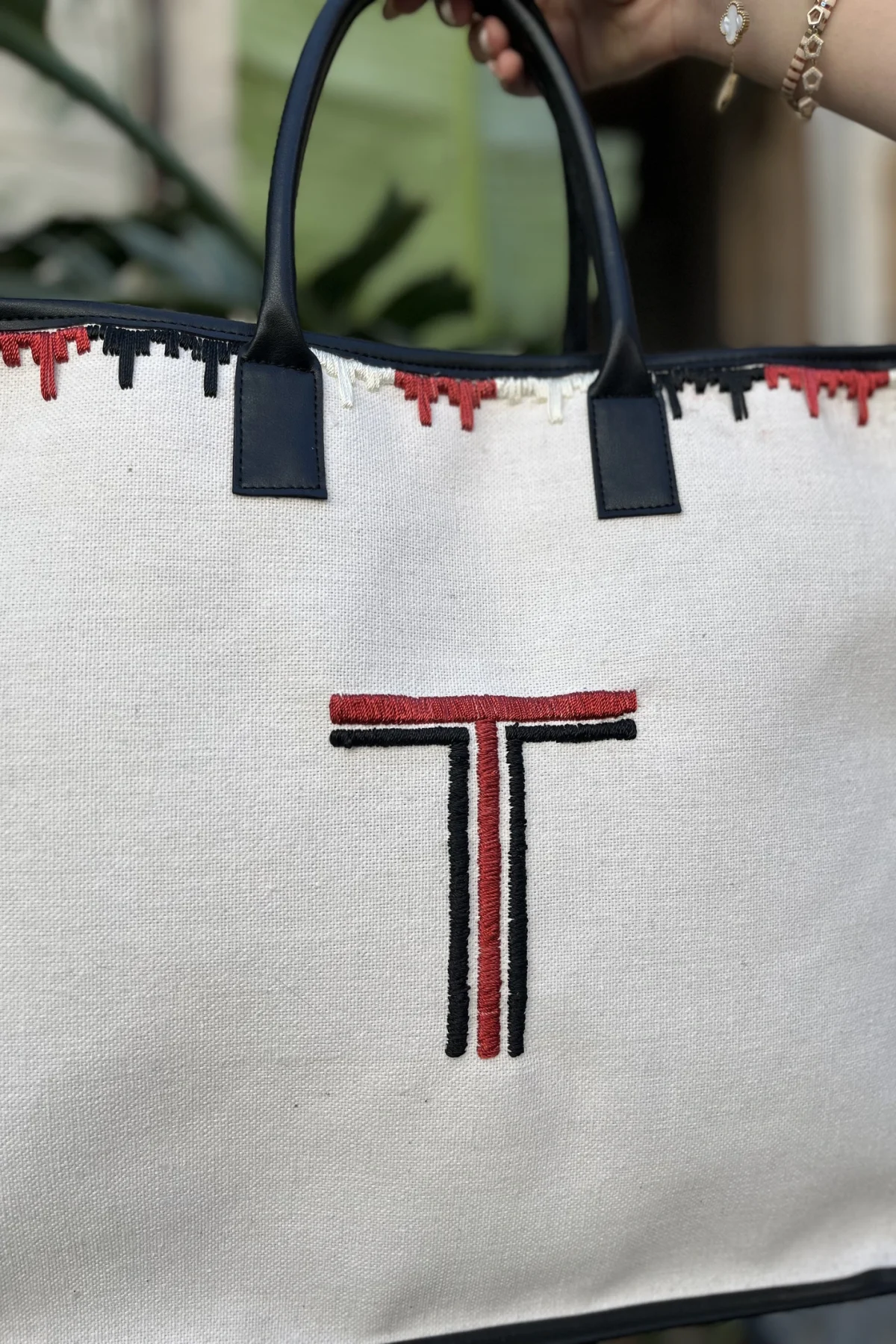 Kişiselleştirilmiş Harf Nakışlı Kanvas Çanta - BE OZ - Görsel 2