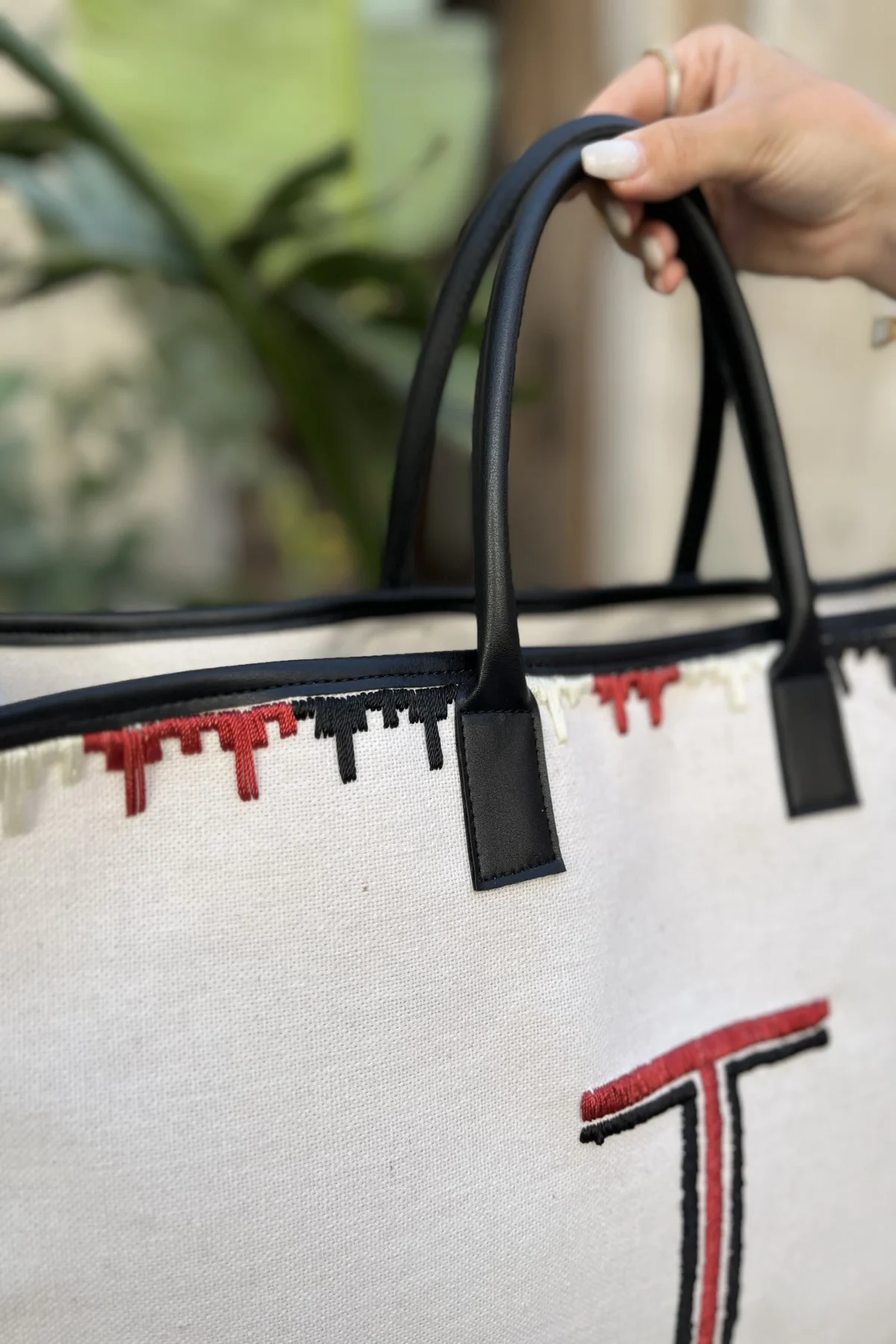 Kişiselleştirilmiş Harf Nakışlı Kanvas Çanta - BE OZ - Görsel 3