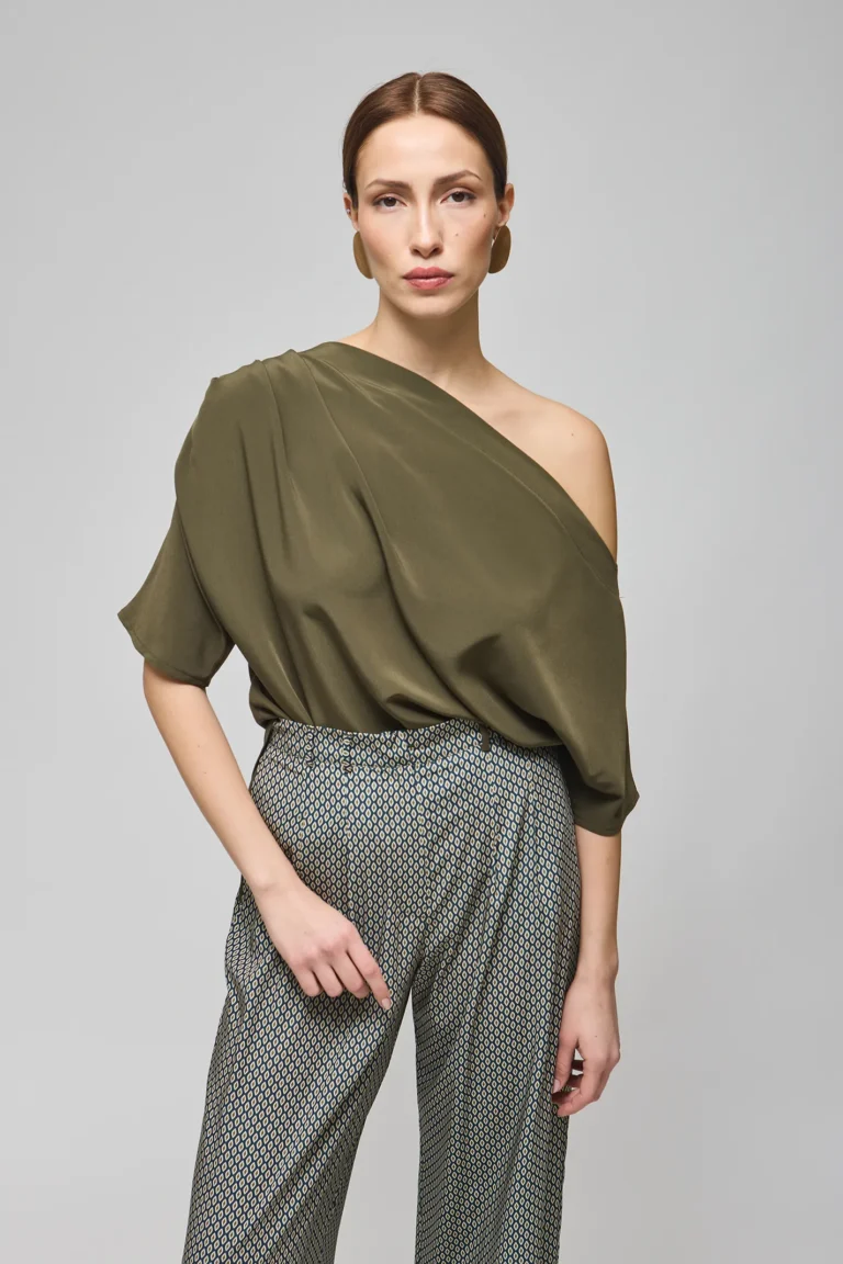 Tına omuzu pılelı bluz hakı